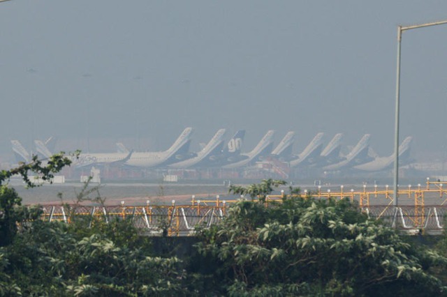 Chiến sự Trung Đ&ocirc;ng phủ b&oacute;ng đen l&ecirc;n h&agrave;ng kh&ocirc;ng ch&acirc;u &Aacute; - Ảnh 1.