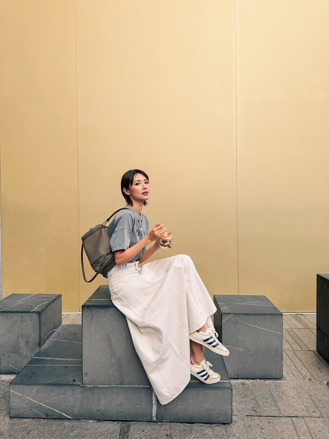 Thoải mái nhưng vẫn thanh lịch cùng bản phối giày và váy dài- Ảnh 2.