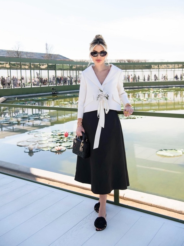 Thoải mái nhưng vẫn thanh lịch cùng bản phối giày và váy dài- Ảnh 9.