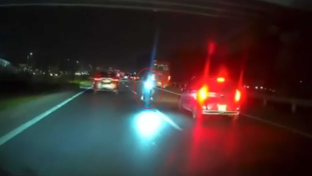 &lsquo;Th&oacute;t tim&rsquo; &ocirc; t&ocirc; phanh gấp, tr&aacute;nh xe m&aacute;y ph&oacute;ng ngược chiều cao tốc - Ảnh 1.