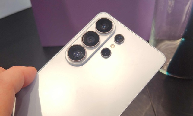 Người d&ugrave;ng Galaxy S25 Ultra nhận t&iacute;nh năng khẩu độ ảo độc quyền từ Galaxy S26 - Ảnh 1.