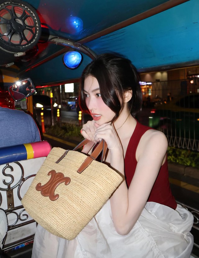 Chân váy trắng mang đến phong cách dịu dàng cho những ngày nắng- Ảnh 9.