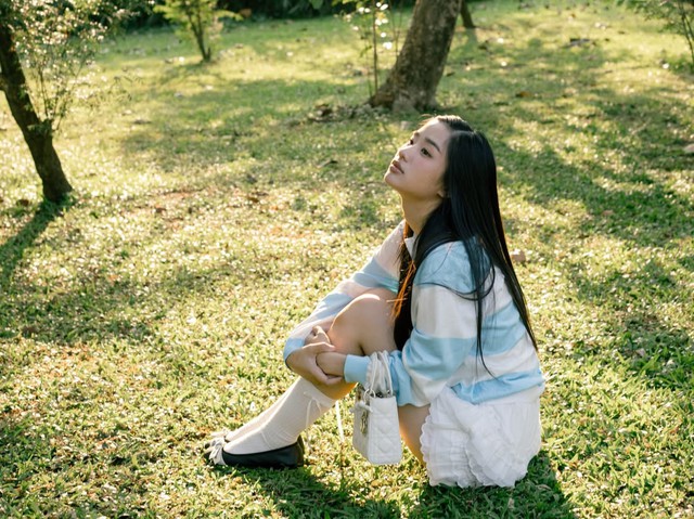 Chân váy trắng mang đến phong cách dịu dàng cho những ngày nắng- Ảnh 1.