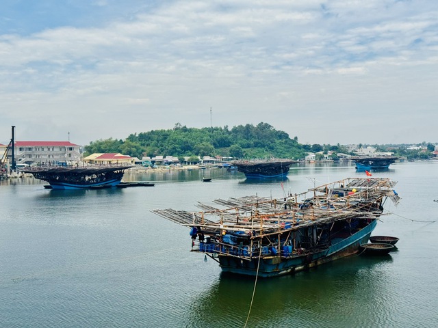 T&agrave;u hỏng m&aacute;y giữa biển, 36 ngư d&acirc;n Quảng Ng&atilde;i được t&agrave;u hải qu&acirc;n ra cứu- Ảnh 2.