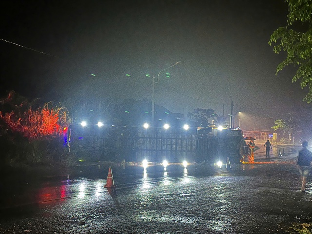 Xe giường nằm chở nhiều kh&aacute;ch lật tr&ecirc;n quốc lộ 19 trong đ&ecirc;m mưa- Ảnh 1.