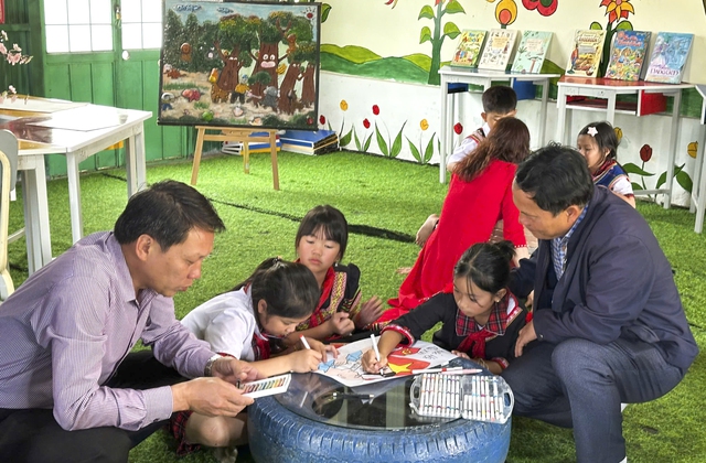 Học sinh người Xơ Đăng vẽ tranh cổ động ng&agrave;y bầu cử- Ảnh 1.