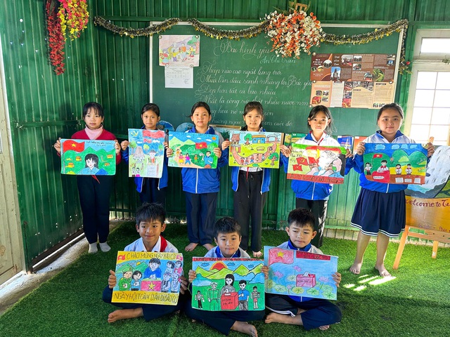 Học sinh người Xơ Đăng vẽ tranh cổ động ng&agrave;y bầu cử- Ảnh 3.
