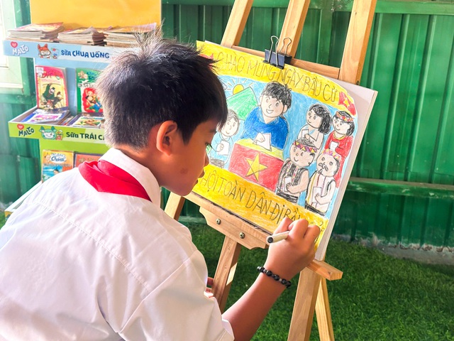Học sinh người Xơ Đăng vẽ tranh cổ động ng&agrave;y bầu cử- Ảnh 2.