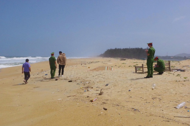 Ph&aacute;t hiện 2 thi thể nam giới tr&ocirc;i dạt v&agrave;o bờ biển Quảng Ng&atilde;i- Ảnh 1.