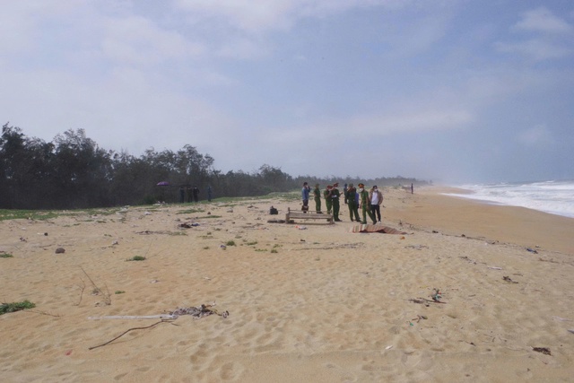 Ph&aacute;t hiện 2 thi thể nam giới tr&ocirc;i dạt v&agrave;o bờ biển Quảng Ng&atilde;i- Ảnh 2.