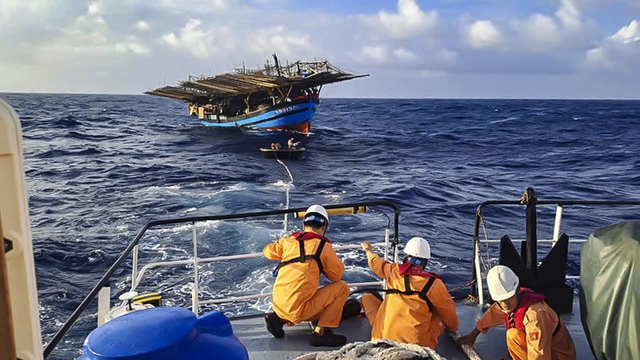 T&agrave;u hỏng m&aacute;y giữa biển, 36 ngư d&acirc;n Quảng Ng&atilde;i được t&agrave;u hải qu&acirc;n ra cứu- Ảnh 1.