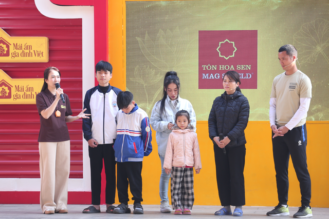 Thủ m&ocirc;n Đ&igrave;nh Triệu lần hiếm hoi tham gia gameshow, nghẹn l&ograve;ng v&igrave; cậu b&eacute; 10 tuổi - Ảnh 1.