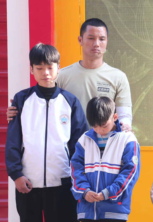 Thủ m&ocirc;n Đ&igrave;nh Triệu lần hiếm hoi tham gia gameshow, nghẹn l&ograve;ng v&igrave; cậu b&eacute; 10 tuổi - Ảnh 2.