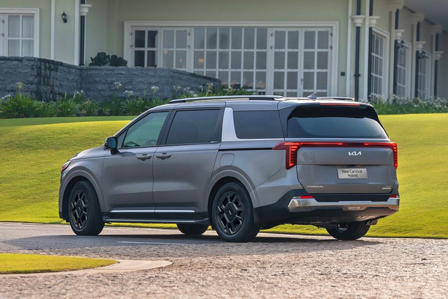 New Carnival Hybrid ưu đ&atilde;i 100 triệu, cơ hội v&agrave;ng mua xe gia đ&igrave;nh cho kh&aacute;ch Việt - Ảnh 4.