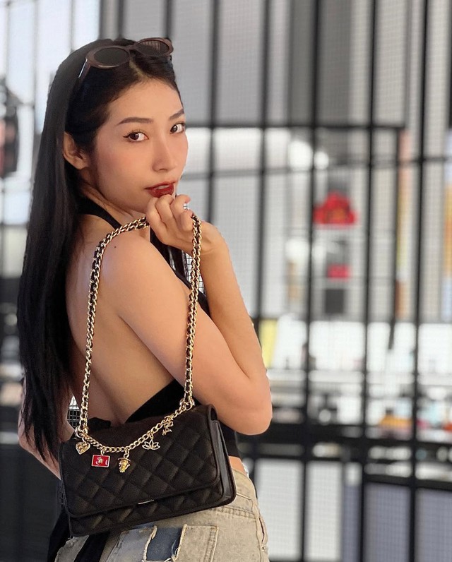 Cá nhân hóa phong cách thời trang với túi đính charm- Ảnh 5.