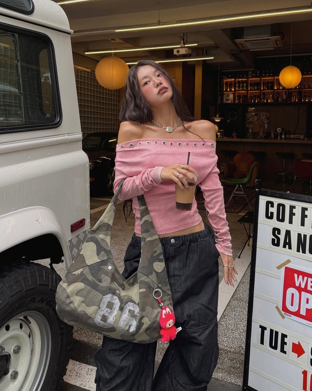 Cá nhân hóa phong cách thời trang với túi đính charm- Ảnh 7.