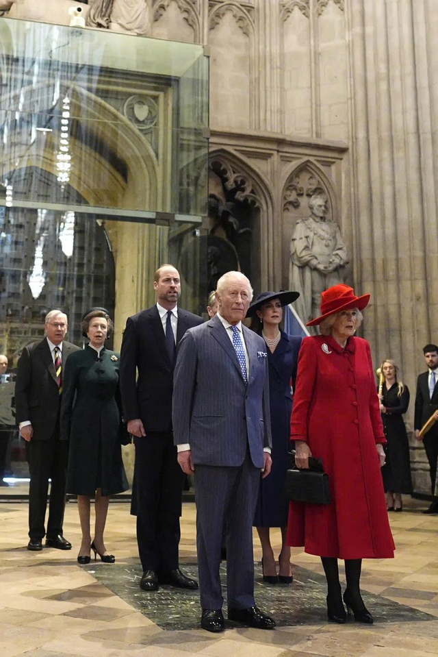 Biểu t&igrave;nh tại Anh nhắm v&agrave;o Vua Charles III, Ho&agrave;ng tử William v&agrave; C&ocirc;ng nương Kate Middleton - Ảnh 1.