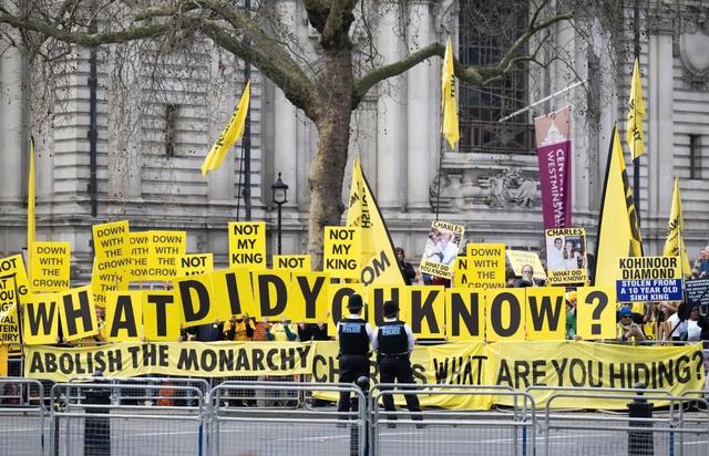 Biểu t&igrave;nh tại Anh nhắm v&agrave;o Vua Charles III, Ho&agrave;ng tử William v&agrave; C&ocirc;ng nương Kate Middleton - Ảnh 2.