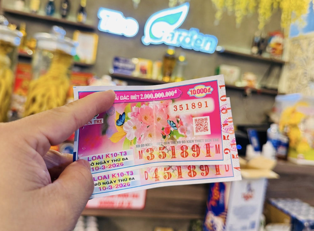 Mua v&eacute; số tr&ecirc;n b&agrave;n tiệc, ch&agrave;ng trai 20 tuổi tr&uacute;ng độc đắc xổ số miền Nam - Ảnh 1.