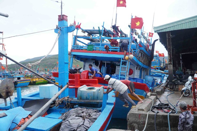 Ngư d&acirc;n nỗ lực vượt kh&oacute; - Ảnh 1.