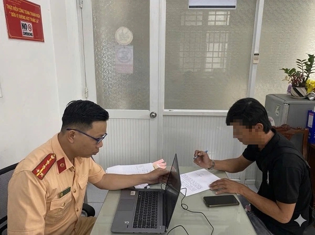 X&aacute;c minh vụ xe tải chuyển l&agrave;n đ&egrave; cọc ti&ecirc;u từ clip tr&ecirc;n mạng x&atilde; hội - Ảnh 1.