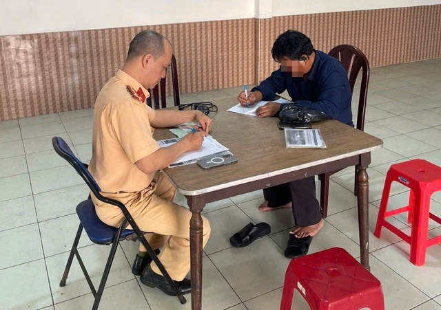 Clip &ocirc; t&ocirc; gắn đ&egrave;n lạ g&acirc;y ch&oacute;i mắt xe ph&iacute;a sau, CSGT TP.HCM xử phạt - Ảnh 2.