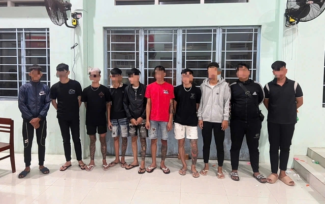Ngăn chặn 10 thanh thiếu ni&ecirc;n mang theo nhiều hung kh&iacute; chuẩn bị hỗn chiến- Ảnh 1.