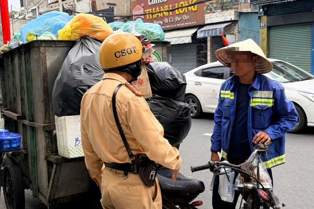 Xe l&ocirc;i chở r&aacute;c cồng kềnh tr&ecirc;n đường: CSGT TP.HCM tăng cường xử l&yacute; - Ảnh 1.