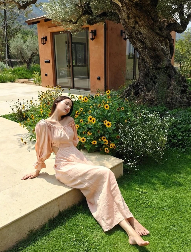 Váy dài thướt tha mang đến vẻ đẹp lãng mạn cho phong cách đầu hè- Ảnh 9.