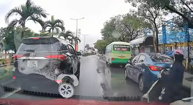 Vụ &ocirc; t&ocirc; đi giật l&ugrave;i ở tỉnh Quảng Trị: CSGT phạt t&agrave;i xế dừng xe tr&aacute;i quy định, g&acirc;y &ugrave;n tắc giao th&ocirc;ng- Ảnh 1.