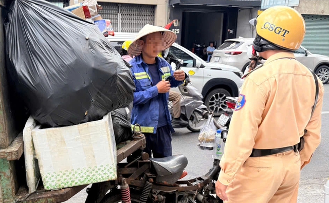 Xe l&ocirc;i chở r&aacute;c cồng kềnh tr&ecirc;n đường: CSGT TP.HCM tăng cường xử l&yacute; - Ảnh 2.