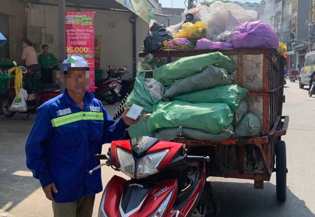 Xe l&ocirc;i chở r&aacute;c cồng kềnh tr&ecirc;n đường: CSGT TP.HCM tăng cường xử l&yacute; - Ảnh 3.