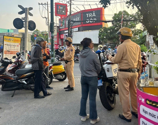 CSGT TP.HCM xử phạt t&agrave;i xế bất chấp c&ograve;i b&aacute;o, dừng xe gần đường sắt - Ảnh 2.