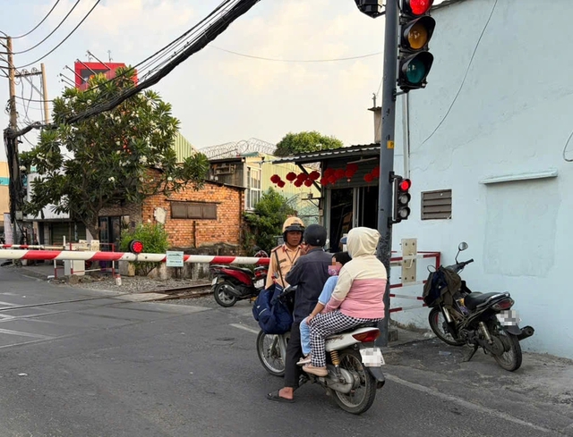 CSGT TP.HCM xử phạt t&agrave;i xế bất chấp c&ograve;i b&aacute;o, dừng xe gần đường sắt - Ảnh 1.