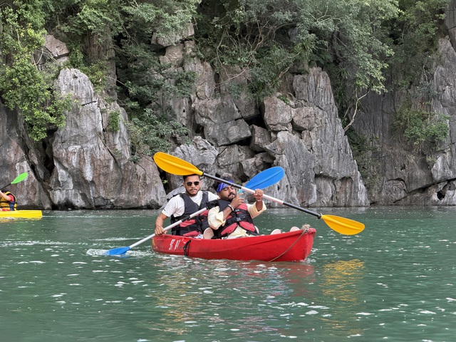 Xăng dầu tăng gi&aacute;, t&agrave;u du lịch vịnh Hạ Long hoạt động ra sao? - Ảnh 1.