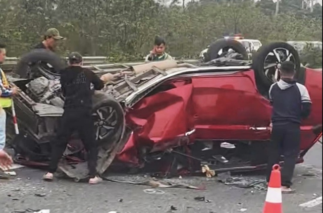 T&ocirc;ng v&agrave;o xe đầu k&eacute;o, xe con 'phơi bụng' tr&ecirc;n cao tốc- Ảnh 1.