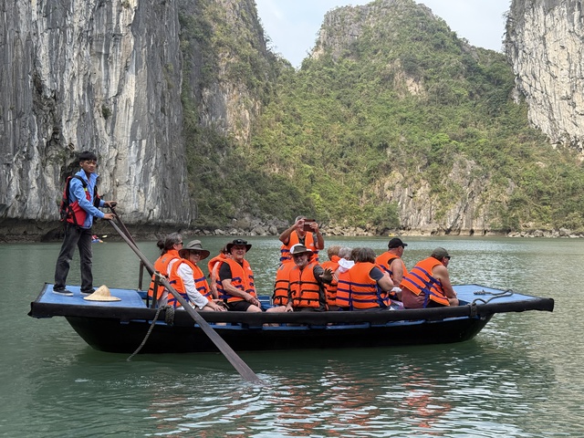 Xăng dầu tăng gi&aacute;, t&agrave;u du lịch vịnh Hạ Long hoạt động ra sao? - Ảnh 2.