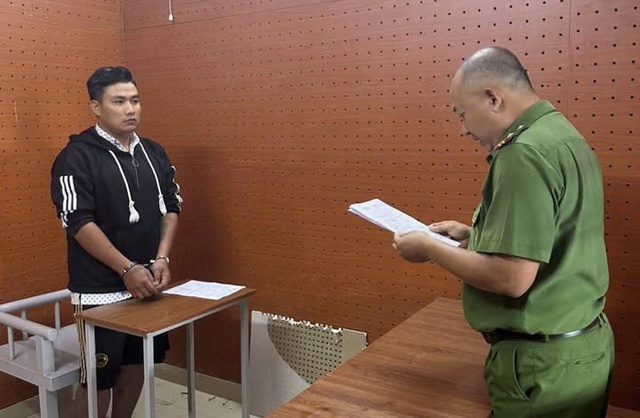 C&ocirc;ng an Cần Thơ bắt nghi phạm d&ugrave;ng dao cướp điện thoại l&uacute;c nửa đ&ecirc;m- Ảnh 1.