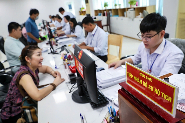 Người d&acirc;n l&agrave;m thủ tục h&agrave;nh ch&iacute;nh &ldquo;khỏe&rdquo; hơn khi số h&oacute;a hộ tịch - Ảnh 2.