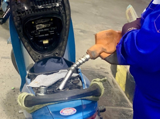 Gi&aacute; xăng dầu đồng loạt giảm mạnh, c&oacute; loại giảm gần 8.000 đồng/l&iacute;t- Ảnh 1.