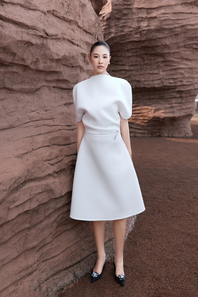 Đầm dự tiệc hè, khi gam màu lãng mạn, nhẹ nhàng khiến nàng nổi bật- Ảnh 2. Đầm dự tiệc hè, khi gam màu lãng mạn, nhẹ nhàng khiến nàng nổi bật- Ảnh 2.