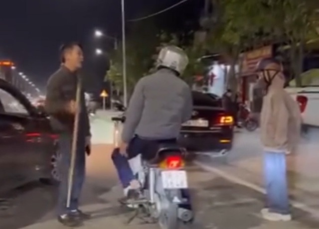 C&ocirc;ng an H&agrave; Tĩnh v&agrave;o cuộc vụ t&agrave;i xế &ocirc; t&ocirc; cầm gậy dọa người đi đường - Ảnh 1.