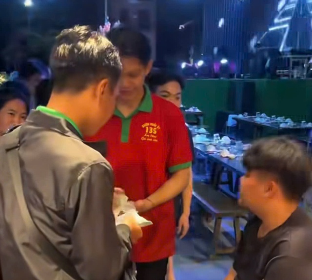 Nh&acirc;n vi&ecirc;n qu&aacute;n ăn ở T&acirc;y Ninh tr&uacute;ng số 16 tỉ đồng v&agrave; chia sẻ với đồng nghiệp - Ảnh 2.