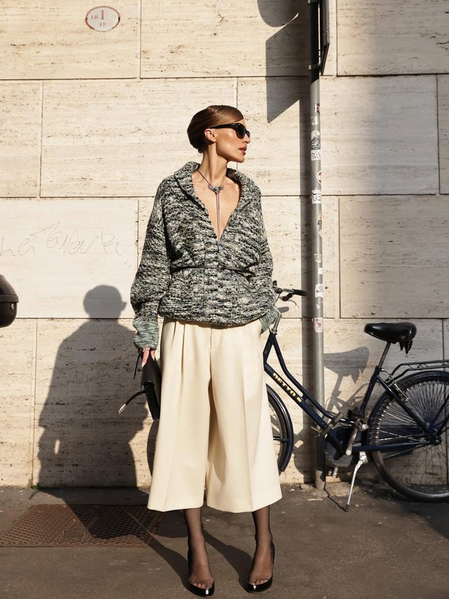 Quần tây xếp ly thanh lịch, thoải mái trở lại mạnh mẽ trên đường phố- Ảnh 6.