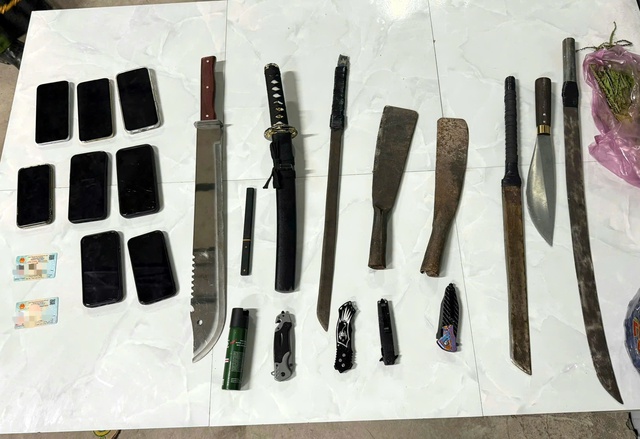 Ngăn chặn 10 thanh thiếu ni&ecirc;n mang theo nhiều hung kh&iacute; chuẩn bị hỗn chiến- Ảnh 2.