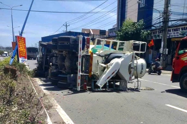 TP.HCM: Xe bồn t&ocirc;ng g&atilde;y cột đ&egrave;n, lật ngang tr&ecirc;n đường ĐT746 - Ảnh 2.