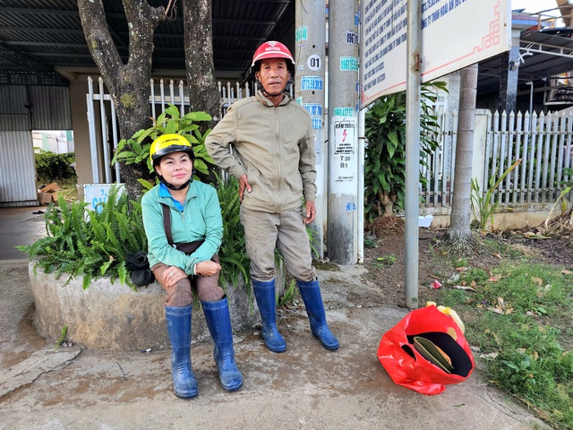 Nhọc nhằn nghề h&aacute;i ti&ecirc;u thu&ecirc; ở Đắk Lắk mưu sinh giữa m&ugrave;a thu hoạch 2026 - Ảnh 2.