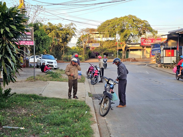 Nhọc nhằn nghề h&aacute;i ti&ecirc;u thu&ecirc; ở Đắk Lắk mưu sinh giữa m&ugrave;a thu hoạch 2026 - Ảnh 1.