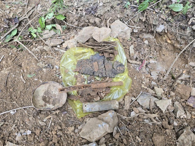 Quảng Trị: Ph&aacute;t hiện h&agrave;i cốt liệt sĩ gần hang đ&aacute; c&ugrave;ng nhiều di vật - Ảnh 2.