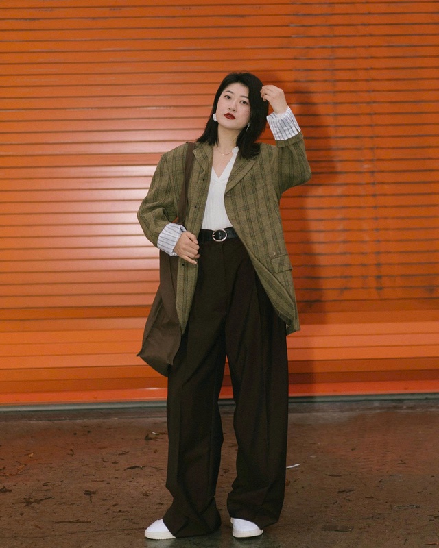 Mặc đẹp mọi lúc, cân mọi hoàn cảnh với áo blazer oversize - Ảnh 1.